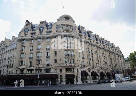 Illustration des Hotels Lutetia in Paris, Frankreich am 13. August 2010. Das Lutetia wurde 1910 erbaut und gilt als eines der ersten großen Art déco-Gebäude in Paris. Das Lutetia befindet sich an der Kreuzung von Boulevard Raspail und Rue de Sevres in Paris. Das historische Hotel Lutetia, das von den Nazis besetzt wurde und nach der Befreiung als Willkommenszentrum für Überlebende des Konzentrationslagers diente, wurde von der israelischen Alrov-Gruppe gekauft. Die Louvre-Gruppe, Europas zweitgrößter Hotelier nach Accor, gab den Verkauf an die israelische Alrov-Gruppe für 150 Millionen Euro bekannt. Die Alrov-Gruppe, gegründet in Stockfoto