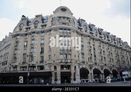 Illustration des Hotels Lutetia in Paris, Frankreich am 13. August 2010. Das Lutetia wurde 1910 erbaut und gilt als eines der ersten großen Art déco-Gebäude in Paris. Das Lutetia befindet sich an der Kreuzung von Boulevard Raspail und Rue de Sevres in Paris. Das historische Hotel Lutetia, das von den Nazis besetzt wurde und nach der Befreiung als Willkommenszentrum für Überlebende des Konzentrationslagers diente, wurde von der israelischen Alrov-Gruppe gekauft. Die Louvre-Gruppe, Europas zweitgrößter Hotelier nach Accor, gab den Verkauf an die israelische Alrov-Gruppe für 150 Millionen Euro bekannt. Die Alrov-Gruppe, gegründet in Stockfoto