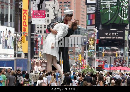 "Bedingungslose Kapitulation" ist eine 26 Meter hohe Statue Replik der legendären Fotografie von Alfred Eisenstaedt (die zeigt, wie ein amerikanischer Seemann am V-J Day am Times Square am 14. August 1945 eine junge Frau in einem weißen Kleid küsst, das Foto wurde ursprünglich eine Woche später im Life Magazin veröffentlicht) Entstanden am 13. August 2010 am Times Square, New York City, NY, USA, am Tag des Zweiten Weltkriegs, der vom Künstler John Seward Johnson II beendet wurde. Foto von Charles Guerin/ABACAPRESS.COM Stockfoto