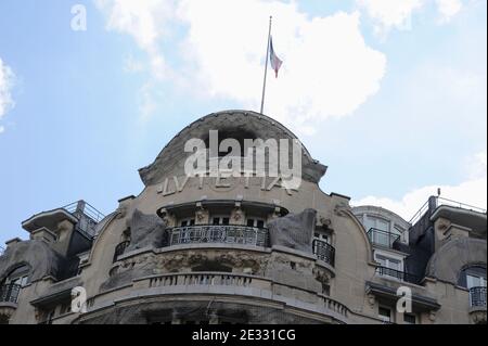 Illustration des Hotels Lutetia in Paris, Frankreich am 13. August 2010. Das Lutetia wurde 1910 erbaut und gilt als eines der ersten großen Art déco-Gebäude in Paris. Das Lutetia befindet sich an der Kreuzung von Boulevard Raspail und Rue de Sevres in Paris. Das historische Hotel Lutetia, das von den Nazis besetzt wurde und nach der Befreiung als Willkommenszentrum für Überlebende des Konzentrationslagers diente, wurde von der israelischen Alrov-Gruppe gekauft. Die Louvre-Gruppe, Europas zweitgrößter Hotelier nach Accor, gab den Verkauf an die israelische Alrov-Gruppe für 150 Millionen Euro bekannt. Die Alrov-Gruppe, gegründet in Stockfoto