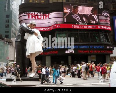 "Bedingungslose Kapitulation" ist eine 26 Meter hohe Statue Replik der legendären Fotografie von Alfred Eisenstaedt (die zeigt, wie ein amerikanischer Seemann am V-J Day am Times Square am 14. August 1945 eine junge Frau in einem weißen Kleid küsst, das Foto wurde ursprünglich eine Woche später im Life Magazin veröffentlicht) Entstanden am 13. August 2010 am Times Square, New York City, NY, USA, am Tag des Zweiten Weltkriegs, der vom Künstler John Seward Johnson II beendet wurde. Foto von Charles Guerin/ABACAPRESS.COM Stockfoto