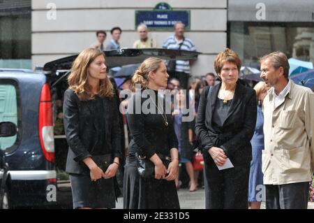 La femme de Bruno Cremer, ses filles Constance et Marie-Clementine durant ses funerailles a l'eglise Saint-Thomas d'Aquin a Paris, France le 13 Aout 2010. Foto von ABACAPRESS.COM Stockfoto