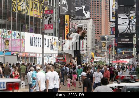 "Bedingungslose Kapitulation" ist eine 26 Meter hohe Statue Replik der legendären Fotografie von Alfred Eisenstaedt (die zeigt, wie ein amerikanischer Seemann am V-J Day am Times Square am 14. August 1945 eine junge Frau in einem weißen Kleid küsst, das Foto wurde ursprünglich eine Woche später im Life Magazin veröffentlicht) Entstanden am 13. August 2010 am Times Square, New York City, NY, USA, am Tag des Zweiten Weltkriegs, der vom Künstler John Seward Johnson II beendet wurde. Foto von Charles Guerin/ABACAPRESS.COM Stockfoto