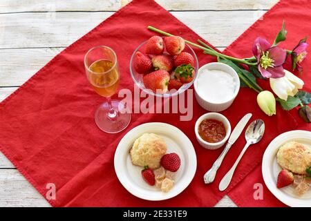 Einfache, elegante Kekse und Erdbeeren mit Sekt zum Brunch, zum Muttertagsfrühstück im Bett oder zum frühlingstee am osternachmittag Stockfoto