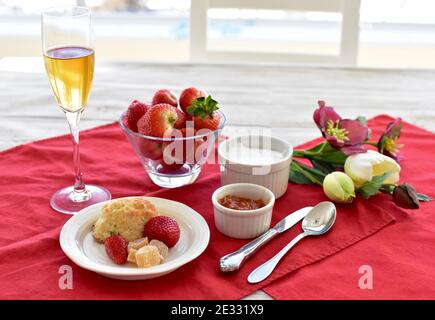 Einfache, elegante Kekse und Erdbeeren mit Sekt zum Brunch, zum Muttertagsfrühstück im Bett oder zum frühlingstee am osternachmittag Stockfoto