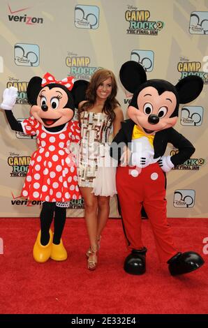 (L-R) Minnie Mouse, Demi Lovato und Mickey Mouse kommen zur Disney Channel World Premiere von 'Camp Rock 2: The Final Jam', die am 18. August 2010 in der Alice Tully Hall im Lincoln Center, New York City, NY, USA, stattfand. Foto von Graylock/ABACAPRESS.COM Stockfoto