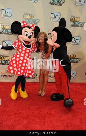 (L-R) Minnie Mouse, Demi Lovato und Mickey Mouse kommen zur Disney Channel World Premiere von 'Camp Rock 2: The Final Jam', die am 18. August 2010 in der Alice Tully Hall im Lincoln Center, New York City, NY, USA, stattfand. Foto von Graylock/ABACAPRESS.COM Stockfoto