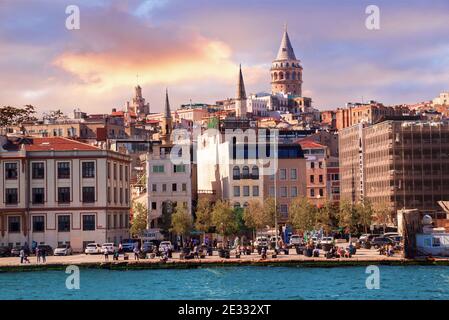 ISTANBUL, TÜRKEI - 09 07 2020: Karakoy-Viertel, Galata-Turm mit herrlichen Sonnenuntergangswolken über dem Goldenen Horn in Istanbul, Türkei Stockfoto