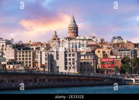 ISTANBUL, TÜRKEI - 09 07 2020: Galata-Brücke, Galata-Turm, Karakoy-Viertel mit herrlichen Sonnenuntergangswolken über dem Goldenen Horn in Istanbul Stockfoto