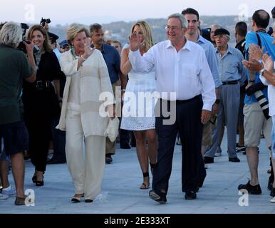 König Konstantin von Griechenland, Königin Anne-Marie, Prinzessin Alexia und ihr Ehemann Carlos Morales Quintana, Prinz Nikolaos von Griechenland und Verlobte Tatiana Blatnik, Prinz Philipos besuchen eine Party vor der Hochzeit von Prinz Nikolaos von Griechenland und Tatiana Blatnik, im Poseidon Hotel auf der Insel Spetses, Griechenland. Das Paar wird den Knoten am 25. August 2010 binden. Foto von Christophe Guibbaud/ABACAPRESS.COM Stockfoto