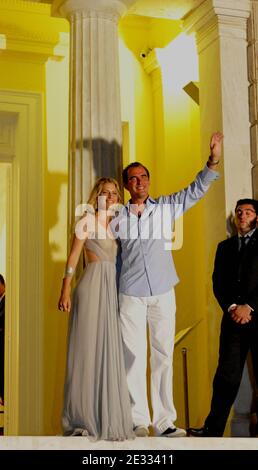 Prinz Nikolaos von Griechenland und Verlobte Tatiana Blatnik besuchen eine Party vor ihrer Hochzeit im Poseidon Hotel auf der Insel Spetses, Griechenland. Das Paar wird den Knoten am 25. August 2010 binden. Foto von Christophe Guibbaud/ABACAPRESS.COM Stockfoto