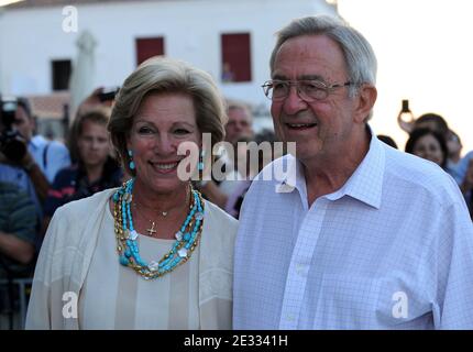 König Konstantin und Königin Anne-Marie von Griechenland besuchen eine Party vor der Hochzeit von Prinz Nikolaos von Griechenland und Tatiana Blatnik im Poseidon Hotel auf der Insel Spetses, Griechenland. Das Paar wird den Knoten am 25. August 2010 binden. Foto von Christophe Guibbaud/ABACAPRESS.COM Stockfoto