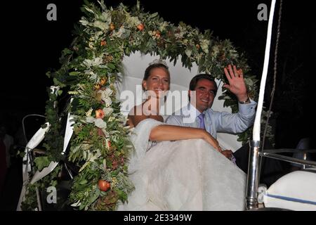 Prinz Nikolaos von Griechenland und Tatiana Blatnik verlassen in einer Pferdekutsche, nachdem sie in der orthodoxen Kirche von Ayios Nikolaos (St. Nicholas) auf der Insel Spetses, Griechenland am 25. August 2010. Foto von Mousse/ABACAPRESS.COM Stockfoto