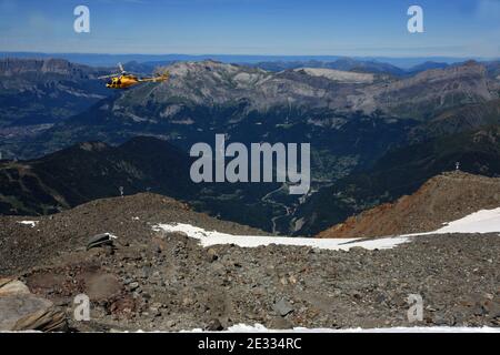 Eine allgemeine Ansicht des Tals Saint-Gervais, südöstlich von Frankreich am 25. August 2010. Französische Ingenieure begannen eine Operation, um 65,000 Kubikmeter Wasser unter dem Tete-Rousse-Gletscher auf dem Mont Blanc zu entfernen. Der versteckte See droht das Tal von Saint-Gervais zu überschwemmen, ein Touristenziel und Heimat von 3,000 Menschen in den französischen Alpen. Die Ingenieure bohren ein Loch in das Eis, um das Wasser abzupumpen. 1892 überflutete das Wasser eines unterirdischen Sees dasselbe Tal und tötete 175 Menschen. Foto von Daniel Giry/ABACAPRESS.COM. Stockfoto