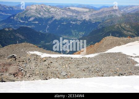 Eine allgemeine Ansicht des Tals Saint-Gervais, südöstlich von Frankreich am 25. August 2010. Französische Ingenieure begannen eine Operation, um 65,000 Kubikmeter Wasser unter dem Tete-Rousse-Gletscher auf dem Mont Blanc zu entfernen. Der versteckte See droht das Tal von Saint-Gervais zu überschwemmen, ein Touristenziel und Heimat von 3,000 Menschen in den französischen Alpen. Die Ingenieure bohren ein Loch in das Eis, um das Wasser abzupumpen. 1892 überflutete das Wasser eines unterirdischen Sees dasselbe Tal und tötete 175 Menschen. Foto von Daniel Giry/ABACAPRESS.COM. Stockfoto