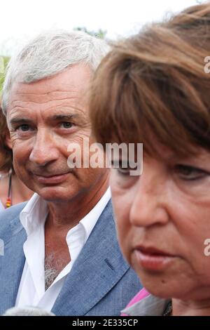 Der Vorsitzende des Sozialistischen seine-Saint-Denis-Generalrats Claude Bartolone und die erste Sekretärin der Sozialistischen Partei Frankreichs (PS) Martine Aubry am Eröffnungstag des jährlichen Sommerlagers der Sozialistischen Partei Frankreichs (PS), das am 26. August 2010 während einer Partei im Verband der Sozialistischen Partei Charente Maritime in La Rochelle, Westfrankreich, stattfand. Foto von Jean-Luc Luyssen/ABACAPRESS.COM Stockfoto