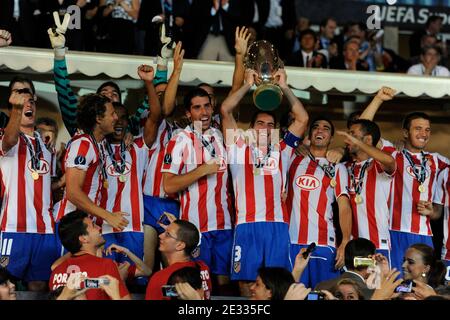 Die Spieler des Athletico Madrid feiern mit dem Pokal, nachdem sie das Spiel gegen Inter Mailand nach dem UEFA Supercup-Fußballspiel gewonnen haben, Inter Mailand gegen Athletico Madrid am 27. August 2010 im Stadion Louis II von Monaco in Principaute von Monaco. Athletico Madrid gewann 2:0. Foto von Henri Szwarc/ABACAPRESS.COM Stockfoto