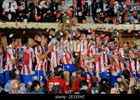 Die Spieler des Athletico Madrid feiern mit dem Pokal, nachdem sie das Spiel gegen Inter Mailand nach dem UEFA Supercup-Fußballspiel gewonnen haben, Inter Mailand gegen Athletico Madrid am 27. August 2010 im Stadion Louis II von Monaco in Principaute von Monaco. Athletico Madrid gewann 2:0. Foto von Henri Szwarc/ABACAPRESS.COM Stockfoto