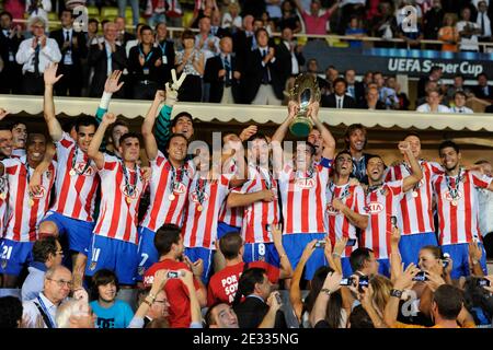 Die Spieler des Athletico Madrid feiern mit dem Pokal, nachdem sie das Spiel gegen Inter Mailand nach dem UEFA Supercup-Fußballspiel gewonnen haben, Inter Mailand gegen Athletico Madrid am 27. August 2010 im Stadion Louis II von Monaco in Principaute von Monaco. Athletico Madrid gewann 2:0. Foto von Henri Szwarc/ABACAPRESS.COM Stockfoto