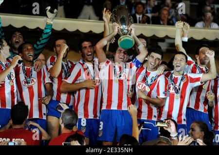 Die Spieler des Athletico Madrid feiern mit dem Pokal, nachdem sie das Spiel gegen Inter Mailand nach dem UEFA Supercup-Fußballspiel gewonnen haben, Inter Mailand gegen Athletico Madrid am 27. August 2010 im Stadion Louis II von Monaco in Principaute von Monaco. Athletico Madrid gewann 2:0. Foto von Henri Szwarc/ABACAPRESS.COM Stockfoto