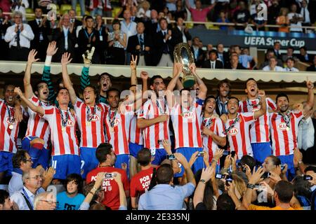 Die Spieler des Athletico Madrid feiern mit dem Pokal, nachdem sie das Spiel gegen Inter Mailand nach dem UEFA Supercup-Fußballspiel gewonnen haben, Inter Mailand gegen Athletico Madrid am 27. August 2010 im Stadion Louis II von Monaco in Principaute von Monaco. Athletico Madrid gewann 2:0. Foto von Henri Szwarc/ABACAPRESS.COM Stockfoto