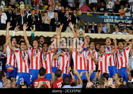 Die Spieler des Athletico Madrid feiern mit dem Pokal, nachdem sie das Spiel gegen Inter Mailand nach dem UEFA Supercup-Fußballspiel gewonnen haben, Inter Mailand gegen Athletico Madrid am 27. August 2010 im Stadion Louis II von Monaco in Principaute von Monaco. Athletico Madrid gewann 2:0. Foto von Henri Szwarc/ABACAPRESS.COM Stockfoto