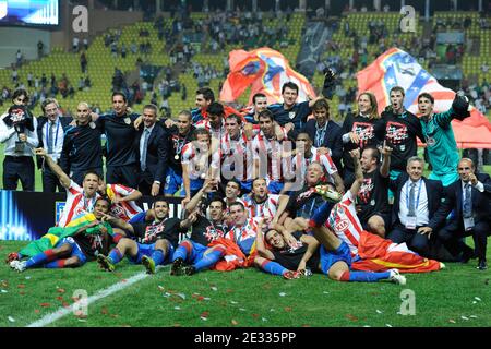 Die Spieler des Athletico Madrid feiern mit dem Pokal, nachdem sie das Spiel gegen Inter Mailand nach dem UEFA Supercup-Fußballspiel gewonnen haben, Inter Mailand gegen Athletico Madrid am 27. August 2010 im Stadion Louis II von Monaco in Principaute von Monaco. Athletico Madrid gewann 2:0. Foto von Henri Szwarc/ABACAPRESS.COM Stockfoto