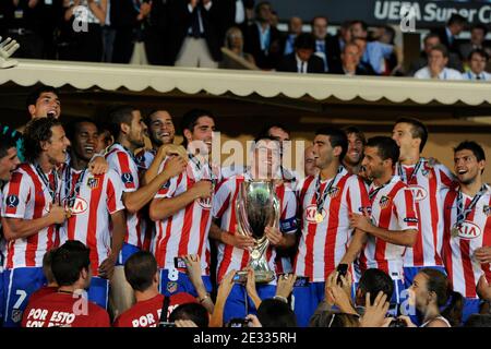 Die Spieler des Athletico Madrid feiern mit dem Pokal, nachdem sie das Spiel gegen Inter Mailand nach dem UEFA Supercup-Fußballspiel gewonnen haben, Inter Mailand gegen Athletico Madrid am 27. August 2010 im Stadion Louis II von Monaco in Principaute von Monaco. Athletico Madrid gewann 2:0. Foto von Henri Szwarc/ABACAPRESS.COM Stockfoto