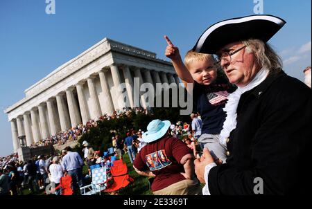 "Tausende von Tea Party-Aktivisten versammeln sich am 28. August 2010 in Washington zu einer "Restoring America"-Kundgebung. DC, USA. Die Kundgebung fand am 47. Jahrestag des historischen marsches von Martin Luther King Jr. statt. Foto von Olivier Douliery /ABACAPRESS.COM ' Stockfoto