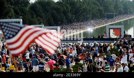 "Tausende von Tea Party-Aktivisten versammeln sich am 28. August 2010 in Washington zu einer "Restoring America"-Kundgebung. DC, USA. Die Kundgebung fand am 47. Jahrestag des historischen marsches von Martin Luther King Jr. statt. Foto von Olivier Douliery /ABACAPRESS.COM ' Stockfoto