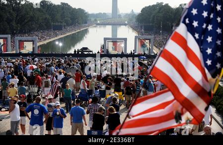 "Tausende von Tea Party-Aktivisten versammeln sich am 28. August 2010 in Washington zu einer "Restoring America"-Kundgebung. DC, USA. Die Kundgebung fand am 47. Jahrestag des historischen marsches von Martin Luther King Jr. statt. Foto von Olivier Douliery /ABACAPRESS.COM ' Stockfoto