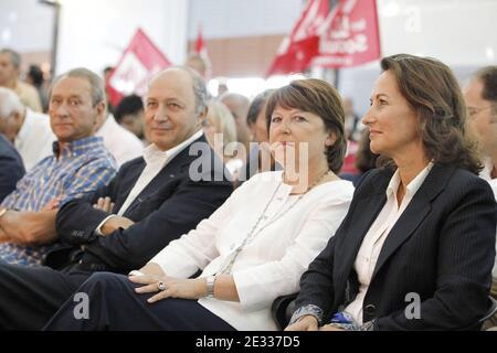 Der Bürgermeister von Paris Bertrand Delanoe, der französische Sozialist und ehemalige französische Premierminister Laurent Fabius, die Sozialistische Partei Frankreichs (PS), Die erste Sekretärin der französischen Sozialistischen Partei, Martine Aubry, und die Vorsitzende der französischen Sozialistischen Partei und des Regionalrats von Poitou-Charente, Segolene Royal, sind am Ende der Abschlusssitzung des jährlichen Sommerlagers der französischen Sozialistischen Partei (PS) zu sehen, das am 29. August 2010 in La Rochelle, Westfrankreich, stattfand. Foto von Patrick Bernard/ABACAPRESS.COM Stockfoto