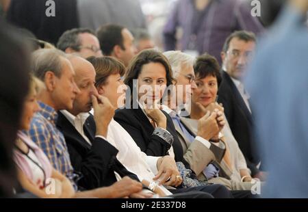 Der Bürgermeister von Paris Bertrand Delanoe, der französische Sozialist und ehemalige französische Premierminister Laurent Fabius, die Sozialistische Partei Frankreichs (PS), Die erste Sekretärin der französischen Sozialistischen Partei, Martine Aubry, und die Vorsitzende der französischen Sozialistischen Partei und des Regionalrats von Poitou-Charente, Segolene Royal, sind am Ende der Abschlusssitzung des jährlichen Sommerlagers der französischen Sozialistischen Partei (PS) zu sehen, das am 29. August 2010 in La Rochelle, Westfrankreich, stattfand. Foto von Patrick Bernard/ABACAPRESS.COM Stockfoto