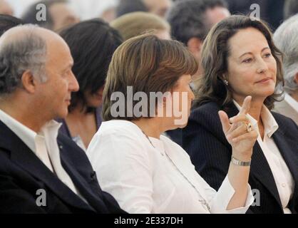 Der französische sozialistische Abgeordnete und ehemalige französische Premierminister Laurent Fabius, Die erste Sekretärin der französischen Sozialistischen Partei, Martine Aubry, und die Vorsitzende der französischen Sozialistischen Partei und des Regionalrats von Poitou-Charente, Segolene Royal, sind am Ende der Abschlusssitzung des jährlichen Sommerlagers der französischen Sozialistischen Partei (PS) zu sehen, das am 29. August 2010 in La Rochelle, Westfrankreich, stattfand. Foto von Patrick Bernard/ABACAPRESS.COM Stockfoto