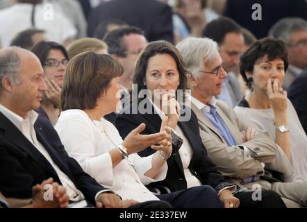 Der französische sozialistische Abgeordnete und ehemalige französische Premierminister Laurent Fabius, Die erste Sekretärin der französischen Sozialistischen Partei, Martine Aubry, und die Vorsitzende der französischen Sozialistischen Partei und des Regionalrats von Poitou-Charente, Segolene Royal, sind am Ende der Abschlusssitzung des jährlichen Sommerlagers der französischen Sozialistischen Partei (PS) zu sehen, das am 29. August 2010 in La Rochelle, Westfrankreich, stattfand. Foto von Patrick Bernard/ABACAPRESS.COM Stockfoto