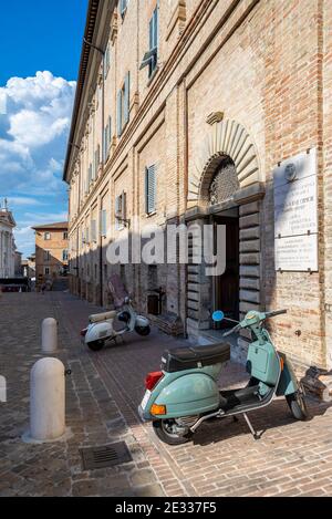 Zwei italienische Vespa-Oldtimer parkten vor der Universität in Urbino, Italien Stockfoto