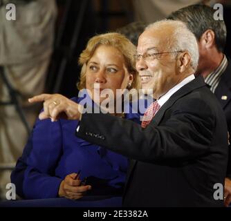 DIE US-Senatorin Mary Landrieu und Norman Francis, Präsident der Xavier University in New Orleans, LA, USA, warten darauf, dass Präsident Barack Obama am 29. August 2010 seine Rede an der Universität anlässlich des fünften Jahrestages des Hurrikans Katrina beginnt. Foto von A.J. Sisco/UPI/ABACAPRESS.COM Stockfoto