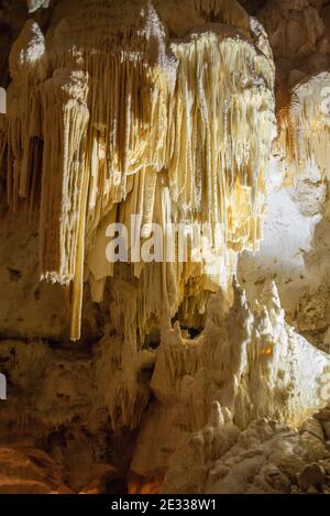 Stalagmit und Stalaktit in Grotte di Frasassi, berühmte italienische Höhlen in der Nähe von Genga, Marken, Italien Stockfoto