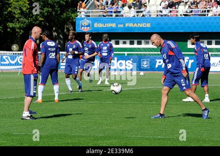 Der ehemalige französische Fußballspieler Zinedine Zidane mit Fabien Barthez-Torwarttrainer, nimmt am 1. September 2010 an der Ausbildung der Nationalmannschaft in Clairefontaine-en-Yvelines, Frankreich, Teil. Foto von Willis Parker/Cameleon/ABACAPRESS.COM Stockfoto