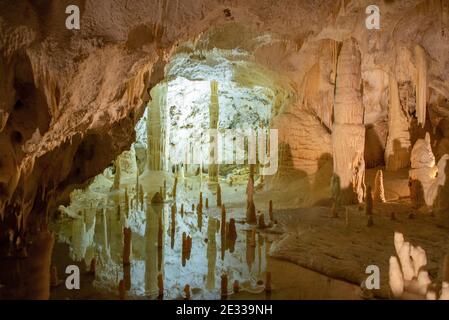 Stalagmit und Stalaktit in Grotte di Frasassi, berühmte italienische Höhlen in der Nähe von Genga, Marken, Italien Stockfoto