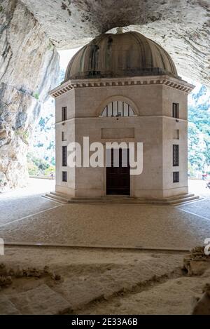 Valadier Tempel in Genga, Marken, Italien. Der Tempel wurde in einer Höhle des Architekten Giuseppe Valadier für Papst Leone XII. Erbaut Stockfoto