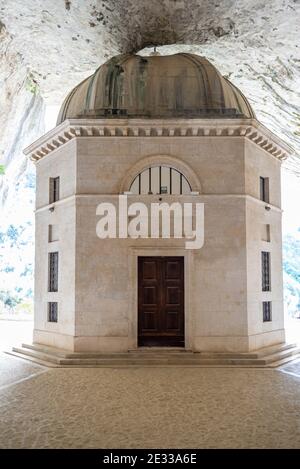 Valadier Tempel in Genga, Marken, Italien. Der Tempel wurde in einer Höhle des Architekten Giuseppe Valadier für Papst Leone XII. Erbaut Stockfoto