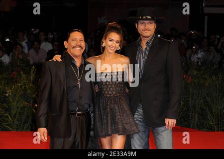 (L-R) Danny Trejo, Jessica Alba und Robert Rodriguez kommen zur Premiere von "Machete" während der 67. Internationalen Filmfestspiele von Venedig (Mostra) am 1. September 2010 im Sala Grande Palazzo in Venedig, Italien. Foto von Nicolas Briquet/ABACAPRESS.COM Stockfoto