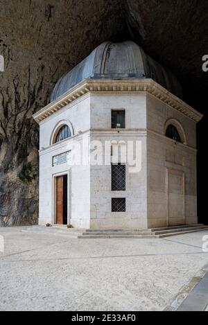 Valadier Tempel in Genga, Marken, Italien. Der Tempel wurde in einer Höhle des Architekten Giuseppe Valadier für Papst Leone XII. Erbaut Stockfoto