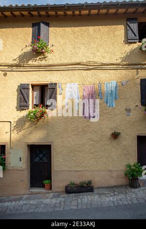 Wandkunst und Wandmalereien in Braccano, kleines Dorf außerhalb Matelica, Marken, Italien. Das Dorf ist voller Graffitis und Murales Stockfoto