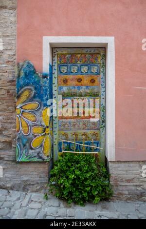 Wandkunst und Wandmalereien in Braccano, kleines Dorf außerhalb Matelica, Marken, Italien. Das Dorf ist voller Graffitis und Murales Stockfoto