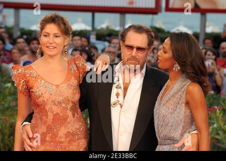 DER US-Regisseur Julian Schnabel (C), seine Tochter Stella Schnabel (L) und die palästinensische Journalistin Rula Jebreal kommen zur Vorführung von 'Mal', die im Palazzo del Cinema während des 67. Internationalen Filmfestivals von Venedig (Mostra) am 2. September 2010 im Sala Grande Palazzo in Venedig, Italien, stattfand. Foto von Nicolas Briquet/ABACAPRESS.COM Stockfoto