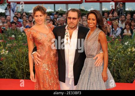 DER US-Regisseur Julian Schnabel (C), seine Tochter Stella Schnabel (L) und die palästinensische Journalistin Rula Jebreal kommen zur Vorführung von 'Mal', die im Palazzo del Cinema während des 67. Internationalen Filmfestivals von Venedig (Mostra) am 2. September 2010 im Sala Grande Palazzo in Venedig, Italien, stattfand. Foto von Nicolas Briquet/ABACAPRESS.COM Stockfoto