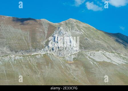 Erdrutsch auf dem Monte Vettore, in der Nähe von Castelluccio di Norcia, Umbrien, Italien. Die Montierung wurde in den letzten Jahren von einem großen Erdbeben heimgesucht Stockfoto