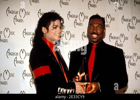 Michael Jackson und Eddie Murphy bei den American Music Awards 1989 Credit: Ralph Dominguez/MediaPunch Stockfoto